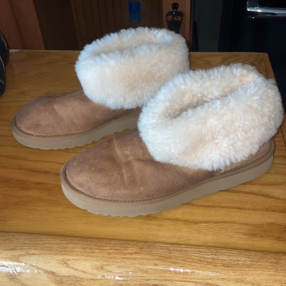 Ugg short boots size 10 guc
